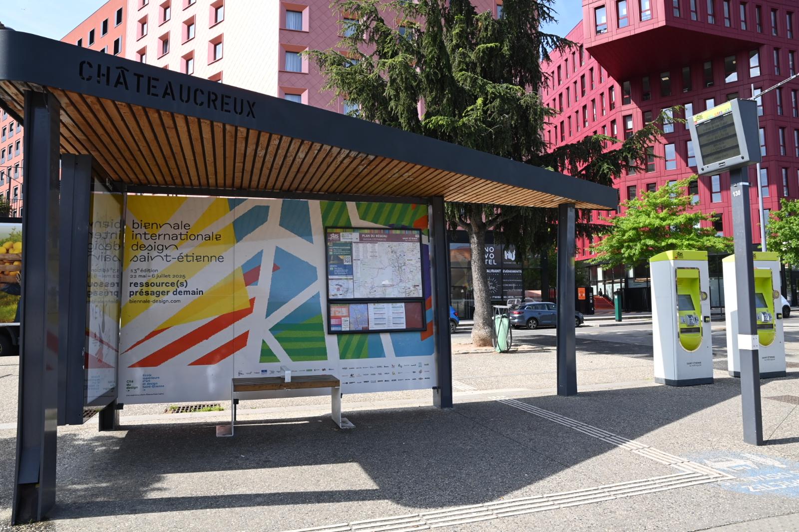 Arrêt de tram aux couleurs de la Biennale Internationale Design Saint-Étienne